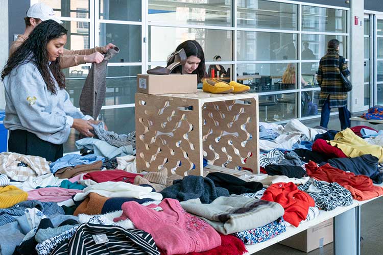 Architecture students host a clothing swap event in the commons.