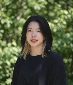 Headshot of Yiran Zhang outdoors.