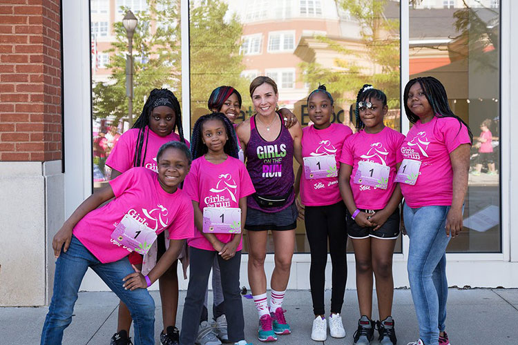 School of Education alumna Tina Jones and her Girls on the Run team smiling for a group photo
