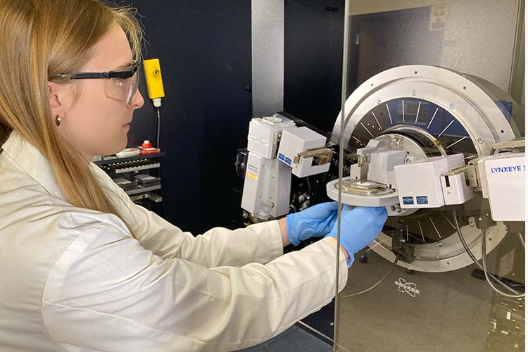 Female student working in the Advanced Analysis Lab