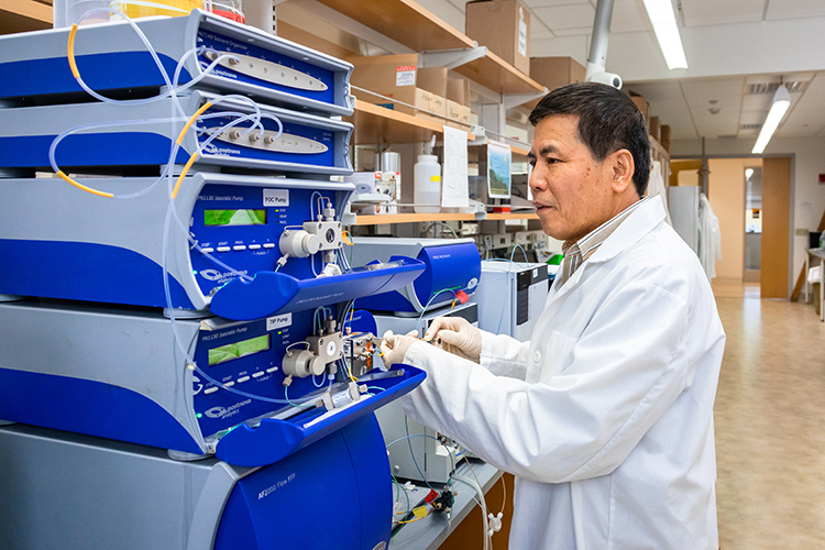 Dr Guo in lab-
