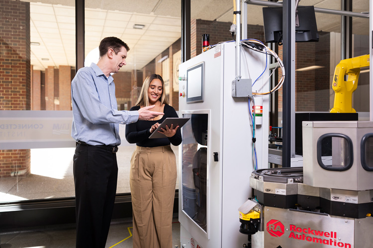 Supply chain management student Evelyn Curiel works with a faculty mentor in the Connected Systems Institute.