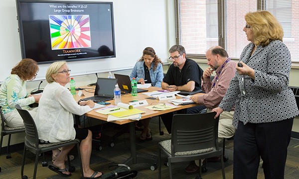  Connie Schroeder talks with UWM instructors on how to best use an active learning classroom.