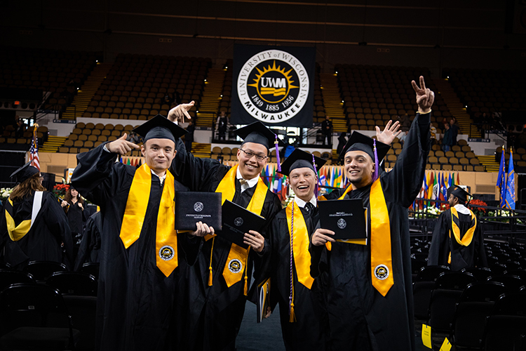 Time to shine UWM's 2022 Fall Commencement UWM REPORT