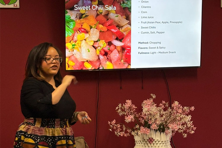 Cheron Copeland, a student in the Nutitional Sciences program at UWM, leads a workshop about healthy eating.