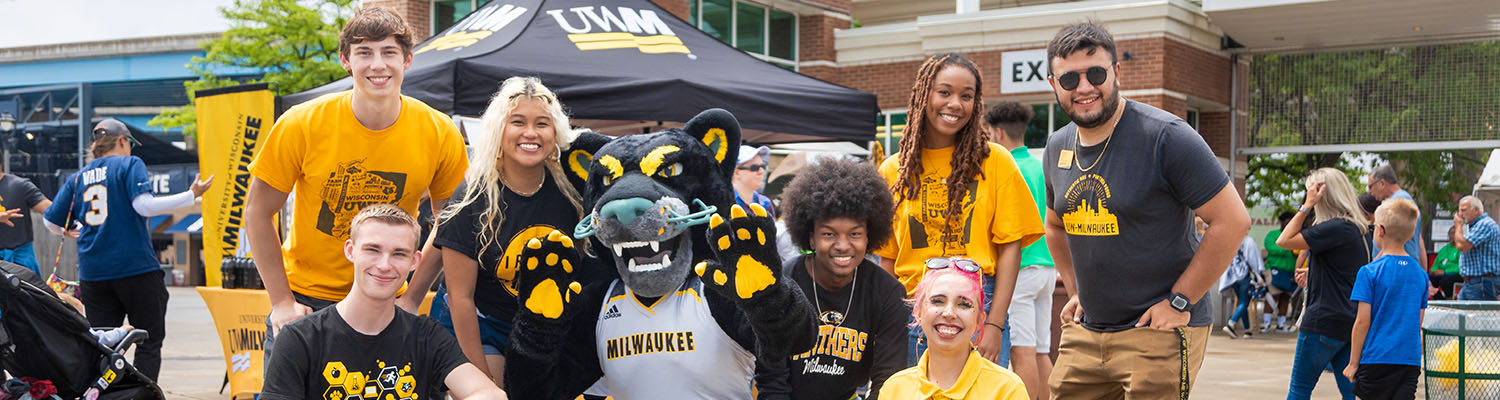 UWM Students celebrating UWM with Pounce
