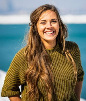 Lindsay Frost smiling with lake Michigan in the background.