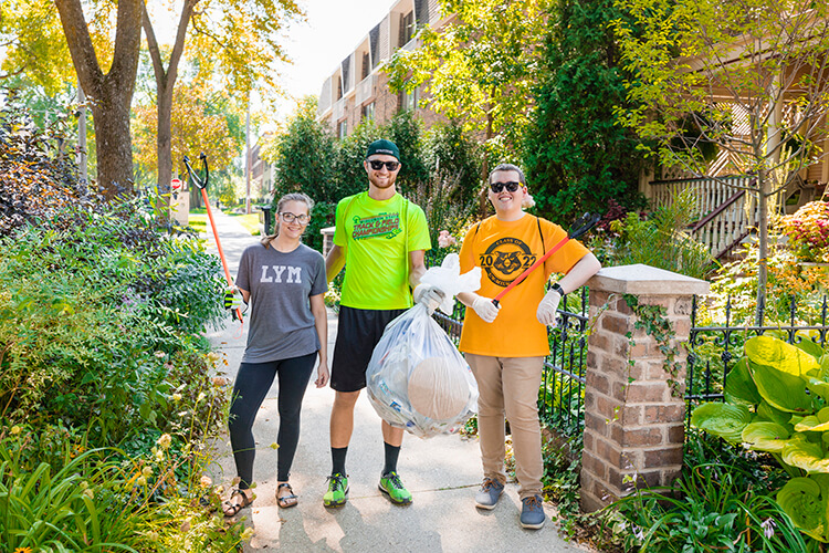 Students participating in the UWM Neighborhood Clean-Up
